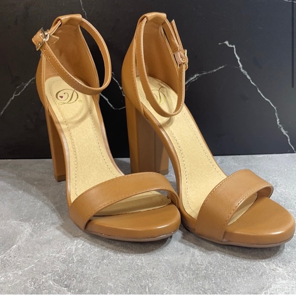 Derek Heart Shoes - Derek Heart Heels Tan Size 6m